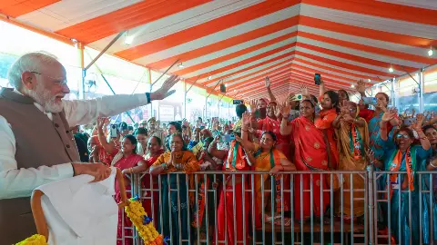 काशी में मोदी का नारी शंखनाद: सपा-कांग्रेस पर बरसे पीएम, बोले- बेटियों को रोकने वाले परिवारवादियों को सबक सिखाने के लिए चाहिए आशीर्वाद