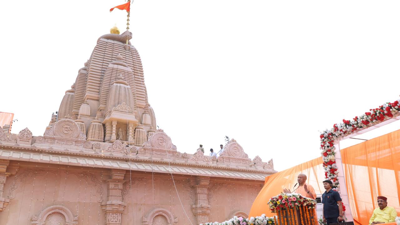 CM Yogi Adityanath Hoists Flag at Shiv Temple in Ayodhya Ram ...