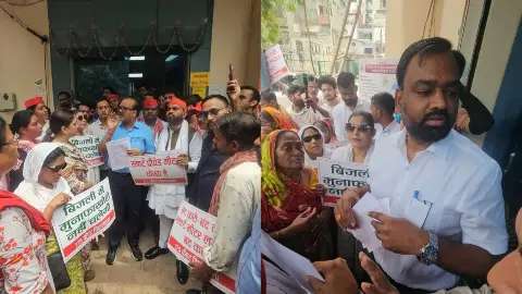 Lucknow News: लखनऊ में स्मार्ट मीटर के खिलाफ उग्र प्रदर्शन, बिजली विभाग कार्यालय का घेराव