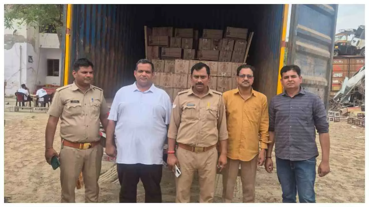 Mathura News : मथुरा में अवैध शराब से भरा ट्रक पकड़ा, 283 पेटी जब्त