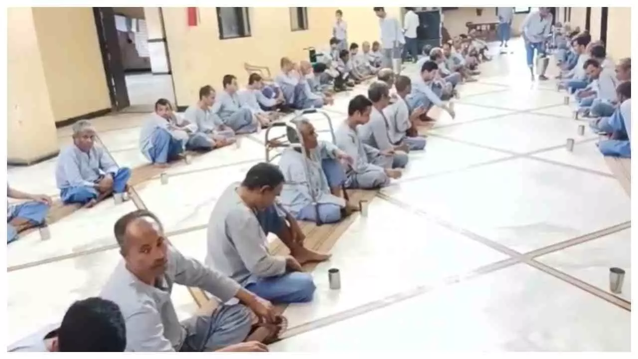 Mathura News : अपना घर आश्रम ने घायल लावारिस व्यक्ति को बचाया, मानवता की मिसाल