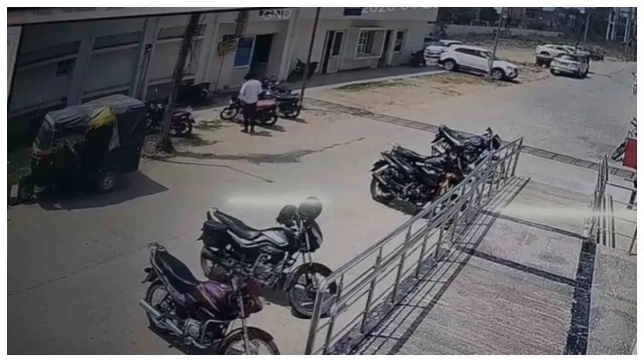 Chandauli News : मेडिकल कॉलेज से ICU कर्मचारी की बाइक चोरी, CCTV में कैद वारदात