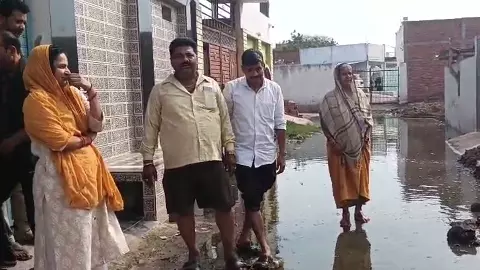 Banda News: बांदा में नाली जाम से जलभराव, गंदगी और कीचड़ से परेशान लोग, स्थानीयों ने प्रशासन पर लगाए