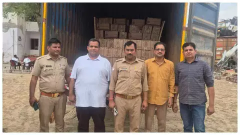 Mathura News : मथुरा में अवैध शराब से भरा ट्रक पकड़ा, 283 पेटी जब्त