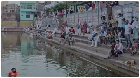 Mathura News : राधाकुंड स्नान के दौरान फिसलकर श्रद्धालु की डूबने से मौत Mathura News : राधाकुंड स्नान के दौरान फिसलकर श्रद्धालु की डूबने से मौत