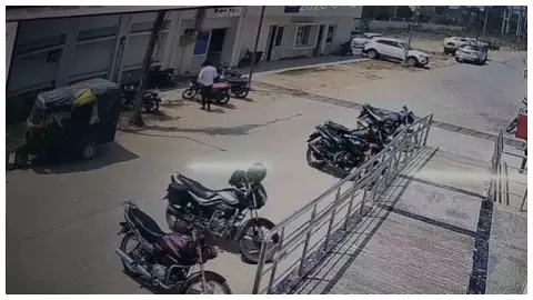 Chandauli News : मेडिकल कॉलेज से ICU कर्मचारी की बाइक चोरी, CCTV में कैद वारदात