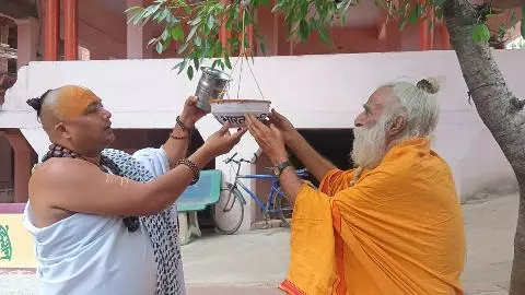 Mathura News: हलैना में ‘पक्षी बचाओ अभियान’ की शुरुआत, लोगों ने परिण्डे लगाकर दिया पर्यावरण संदेश