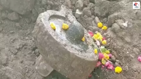 उज्जैन में महाकाल का अद्भुत चमत्कार, मंदिर परिसर में खुदाई के दौरान प्रकट हुए साक्षात शिव, दर्शन को उमड़ी भारी भीड़! उज्जैन में महाकाल का अद्भुत चमत्कार, मंदिर परिसर में खुदाई के दौरान प्रकट हुए साक्षात शिव, दर्शन को उमड़ी भारी भीड़!