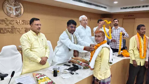 Sant Kabir Nagar: श्रमवीर गौरव समारोह: विधायक ने श्रमिकों को किया सम्मानित और योजनाओं की दी जानकारी Sant Kabir Nagar: श्रमवीर गौरव समारोह: विधायक ने श्रमिकों को किया सम्मानित और योजनाओं की दी जानकारी