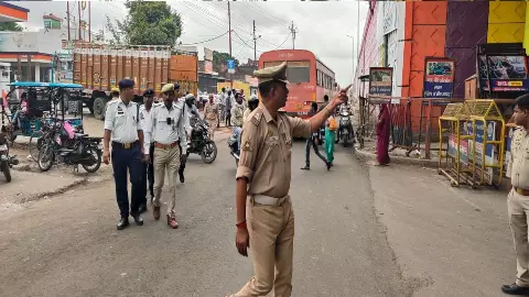 Large traffic campaign in Santakbirnagar, encroachment removed Large traffic campaign in Santakbirnagar, encroachment removed