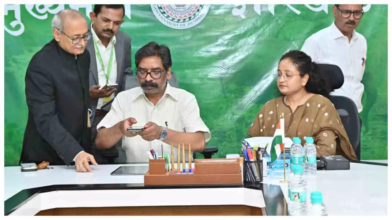 Jharkhand News : सीएम हेमंत सोरेन ने जनगणना-2027 की स्व-गणना प्रक्रिया पूरी की, लोगों से की अपील Jharkhand News : सीएम हेमंत सोरेन ने जनगणना-2027 की स्व-गणना प्रक्रिया पूरी की, लोगों से की अपील