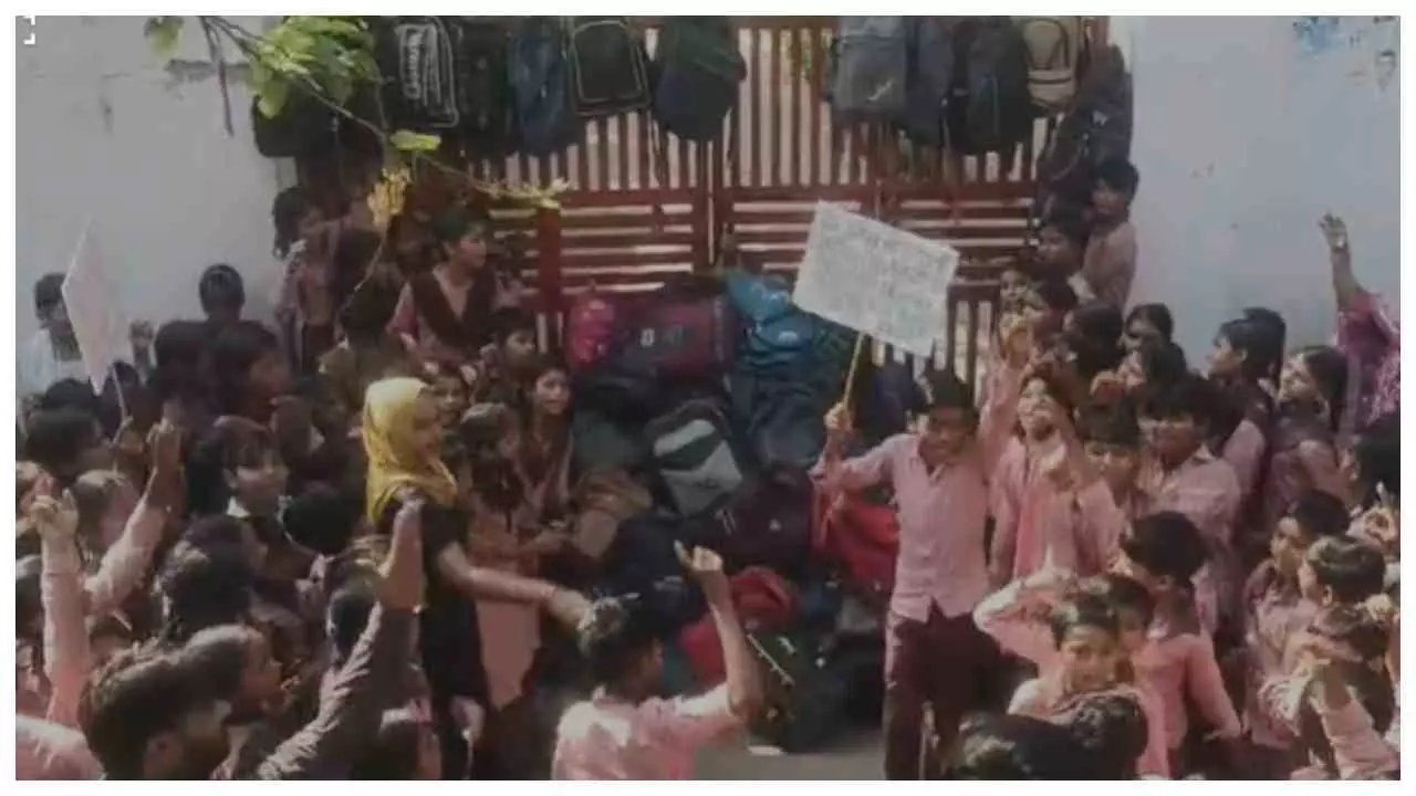 Kasganj News कासगंज में शिक्षिका निलंबन पर भड़के छात्र, स्कूल गेट पर लगाया ताला