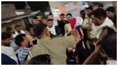Kanpur Dehat News :कानपुर देहात: रेलवे ट्रैक पर कूदने जा रही किशोरी को पुलिस व युवक ने बचाया