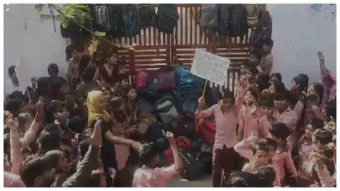 Kasganj News कासगंज में शिक्षिका निलंबन पर भड़के छात्र, स्कूल गेट पर लगाया ताला