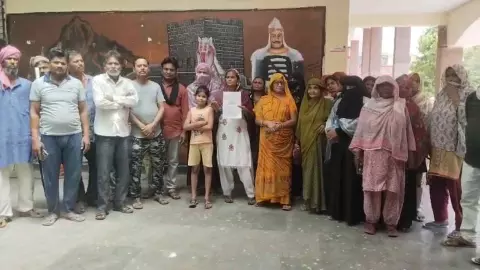 Mahoba News: भीषण गर्मी में पानी का अकाल, बूंद-बूंद को तरसी बिच्छू पहाड़िया कांशीराम कॉलोनी
