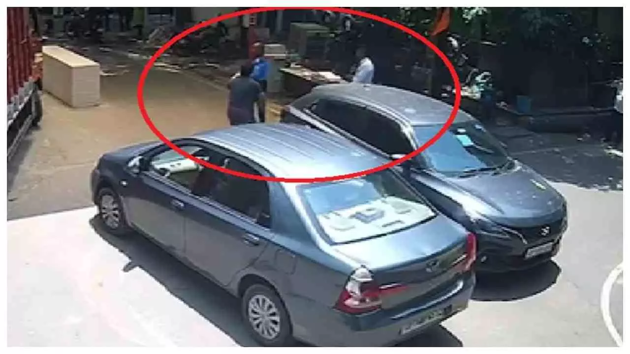 UP News: नोएडा में सोसाइटी गेट पर दबंगों का तांडव, बाइक सवार युवक की भीड़ ने की बेरहमी से पिटाई, वीडियो वायरल UP News: नोएडा में सोसाइटी गेट पर दबंगों का तांडव, बाइक सवार युवक की भीड़ ने की बेरहमी से पिटाई, वीडियो वायरल