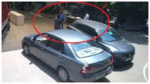 UP News: नोएडा में सोसाइटी गेट पर दबंगों का तांडव, बाइक सवार युवक की भीड़ ने की बेरहमी से पिटाई, वीडियो वायरल