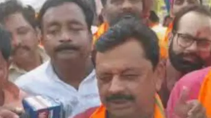 Kushinagar News: उपचुनाव में भाजपा-सपा के बीच सियासी संग्राम, मतदाताओं की चुप्पी ने बढ़ाई धड़कनें