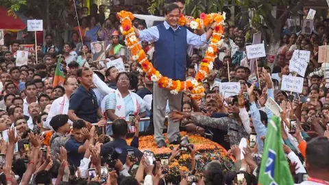 कांग्रेस का किंगमेकर कैसे बन गया भाजपा का किंग? 10 साल में वन मैन शो का बड़ा ‘पॉलिटिकल ब्लास्ट कांग्रेस का किंगमेकर कैसे बन गया भाजपा का किंग? 10 साल में वन मैन शो का बड़ा ‘पॉलिटिकल ब्लास्ट