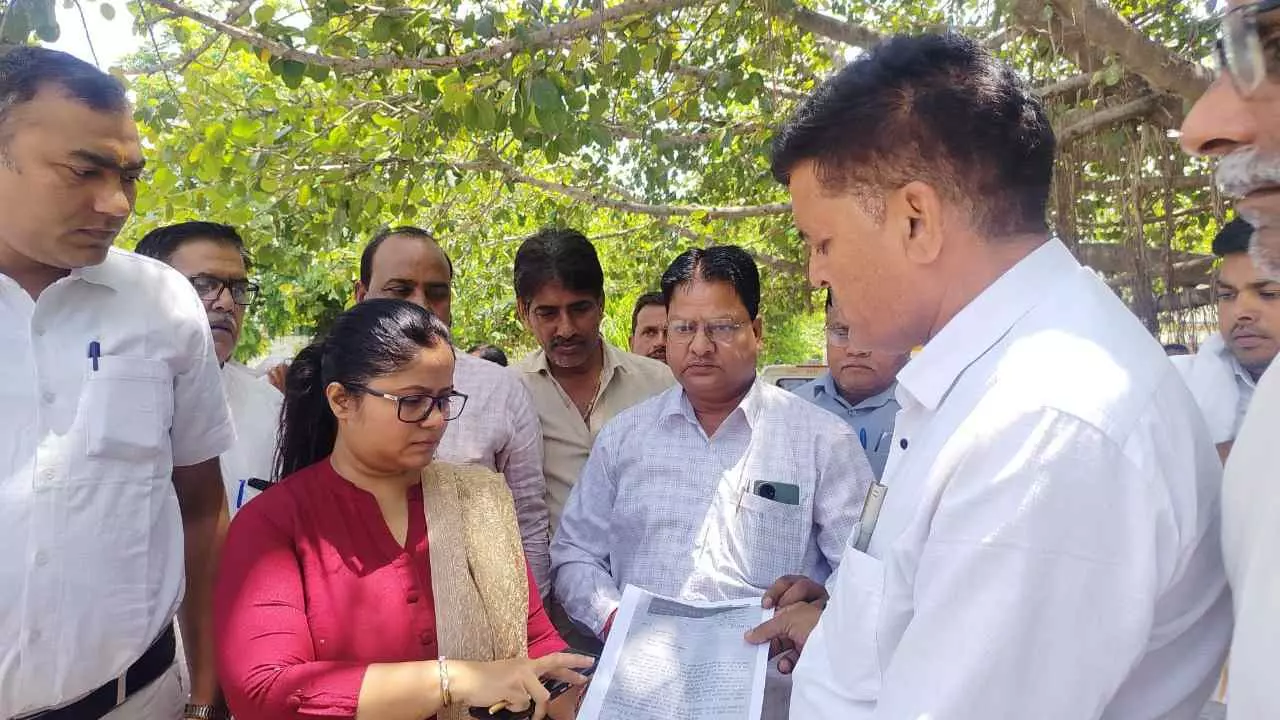 Kannauj News: कन्नौज में ग्राम प्रधानों का धरना, पंचायत चुनाव में देरी पर कार्यकाल बढ़ाने की मांग