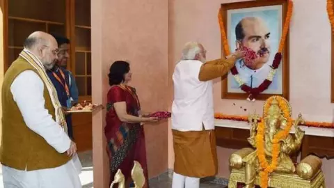 बीजेपी के प्रेरणा पुरुष श्यामा प्रसाद मुखर्जी को मोदी की कर कमल श्रद्धांजलि बीजेपी के प्रेरणा पुरुष श्यामा प्रसाद मुखर्जी को मोदी की कर कमल श्रद्धांजलि
