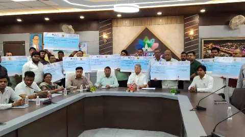 Ayodhya News: अयोध्या में फसल बीमा योजना बैठक, किसानों को वितरित किए गए मुआवजे के चेक