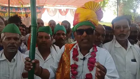 Several veteran BJP leaders of the district joined the farmers sit-in, shouted against the government