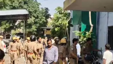 Muzaffarnagar: मुजफ्फरनगर में सफाई कर्मचारियों का हंगामा, कांग्रेस नेता के घर के बाहर कूड़े का ढेर