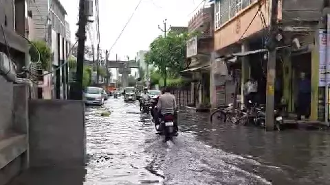 Firozabad News: बेमौसम मूसलाधार बारिश से शहर जलमग्न, नगर निगम की व्यवस्था पर उठे सवाल