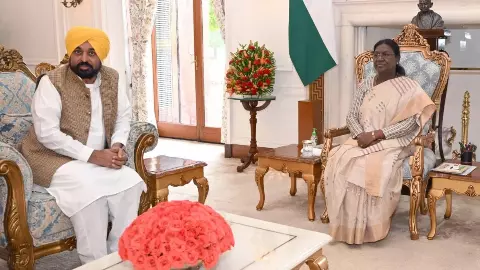 गद्दारों को बख्शेंगे नहीं! भगवंत मान का दिल्ली में शक्ति प्रदर्शन, 7 सांसदों की कुर्सी पर लटकी तलवार, राष्ट्रपति से की बड़ी मांग गद्दारों को बख्शेंगे नहीं! भगवंत मान का दिल्ली में शक्ति प्रदर्शन, 7 सांसदों की कुर्सी पर लटकी तलवार, राष्ट्रपति से की बड़ी मांग