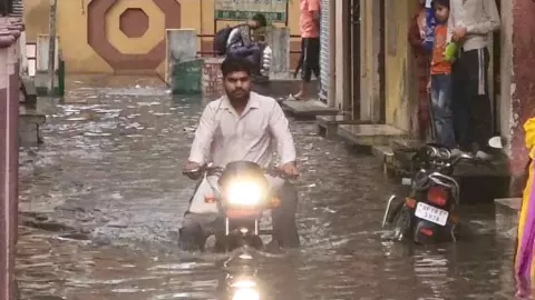 Shamli News: शामली में 15 मिनट की बारिश से शहर जलमग्न, जल निकासी व्यवस्था की खुली पोल