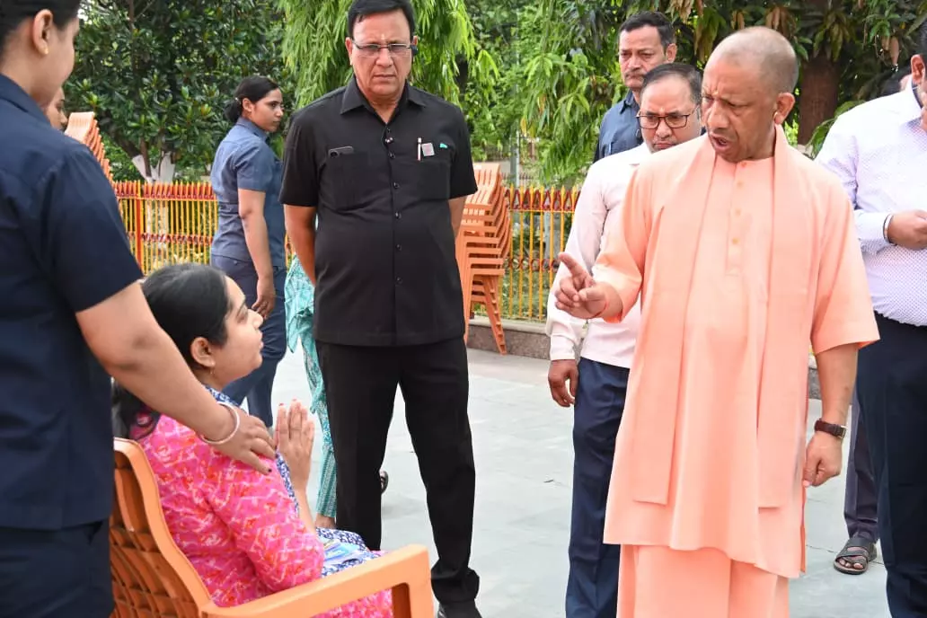 Gorakhpur News: जरूरतमंद का आयुष्मान कार्ड बने: CM योगी, जनता दर्शन में 200 लोगों की सुनी समस्याएं