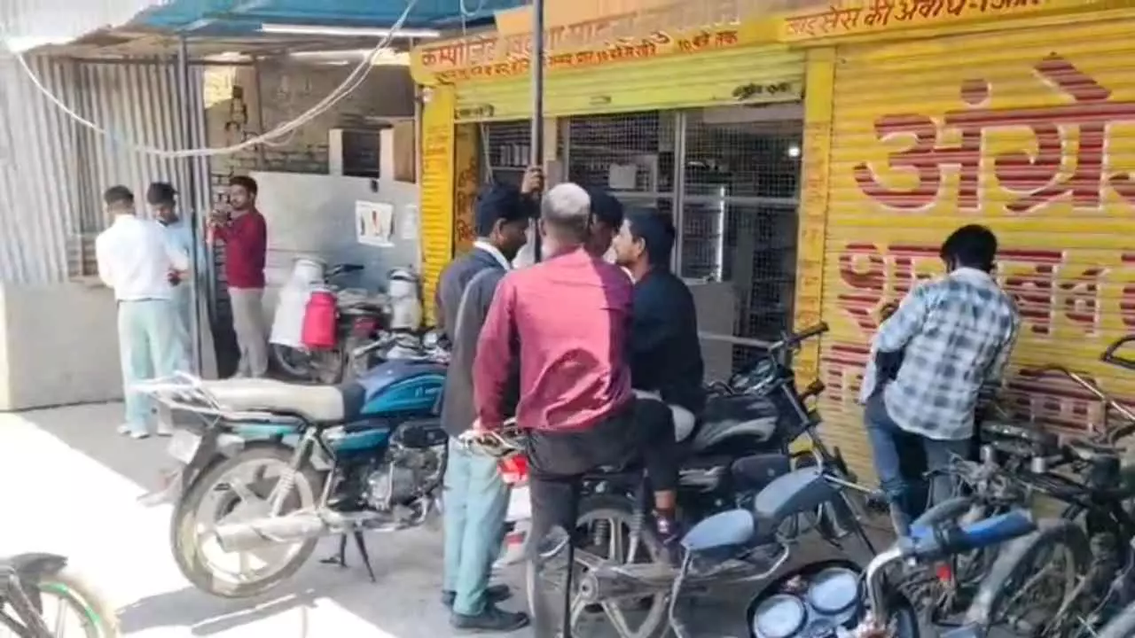 Pilibhit News: शराब की दुकान के बाहर खुलेआम शराब पीते नजर आए लोग, वीडियो वायरल Pilibhit News: शराब की दुकान के बाहर खुलेआम शराब पीते नजर आए लोग, वीडियो वायरल