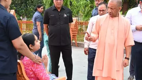 Gorakhpur News: जरूरतमंद का आयुष्मान कार्ड बने: CM योगी, जनता दर्शन में 200 लोगों की सुनी समस्याएं