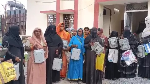 Kushinagar News: स्मार्ट मीटर के विरोध में महिलाओं का हंगामा, उपकेंद्र पर मीटर फेंककर जताया आक्रोश