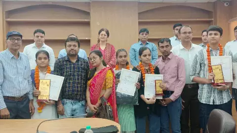 Mahoba: महोबा कलेक्ट्रेट में मेधावियों का सम्मान, डीएम गजल भारद्वाज ने टॉपर्स को दिए सफलता के मंत्र