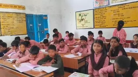 Mahoba News: महोबा में डिजिटल हाजिरी पर सख्ती, BSA ने लापरवाह प्रधानाध्यापकों के वेतन रोके