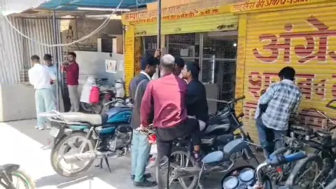 Pilibhit News: शराब की दुकान के बाहर खुलेआम शराब पीते नजर आए लोग, वीडियो वायरल