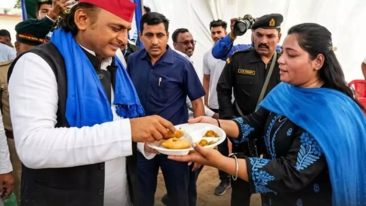 अखिलेश यादव को पूड़ी खिलाने की इतनी बड़ी सजा? सुपरवाइजर का हुआ डिमोशन, बनाया गया सफाईकर्मी