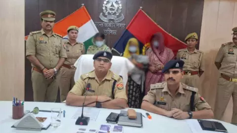 Sant Kabir Nagar:संतकबीरनगर पुलिस की बड़ी कार्रवाई, ऑटो में टप्पेबाजी करने वाला महिला गिरोह गिरफ्तार Sant Kabir Nagar:संतकबीरनगर पुलिस की बड़ी कार्रवाई, ऑटो में टप्पेबाजी करने वाला महिला गिरोह गिरफ्तार