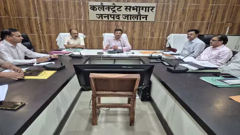 Strict action on road accidents in Jaloun, DM Rajesh Kumar Pandey gives instructions Strict action on road accidents in Jaloun, DM Rajesh Kumar Pandey gives instructions