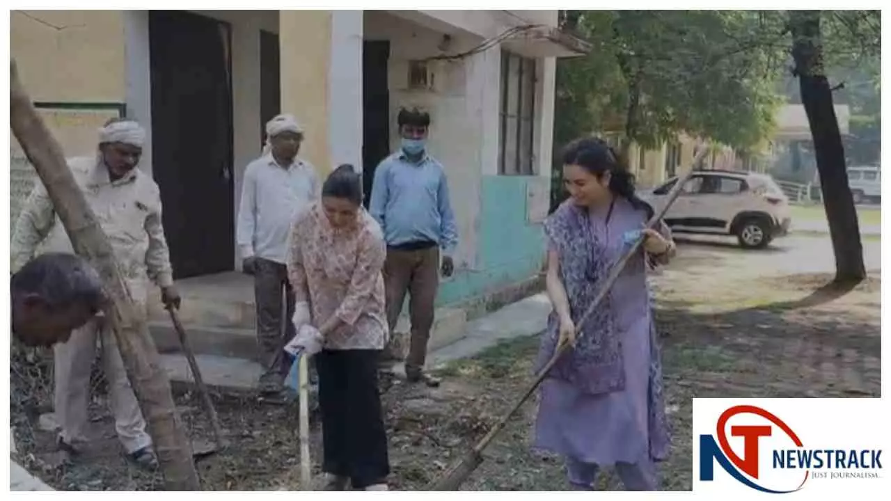 Firozabad News: नवागत डीएम ने खुद संभाली सफाई की कमान, फावड़ा चलाकर दिया स्वच्छता का संदेश