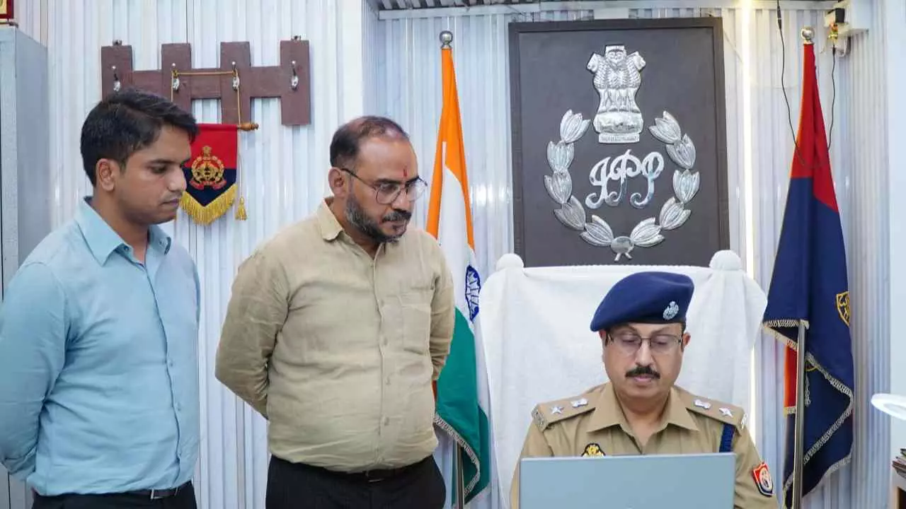 Etawah News: इटावा में जनगणना-2027 अभियान तेज, एसएसपी ने की स्वगणना और सहयोग की अपील Etawah News: इटावा में जनगणना-2027 अभियान तेज, एसएसपी ने की स्वगणना और सहयोग की अपील