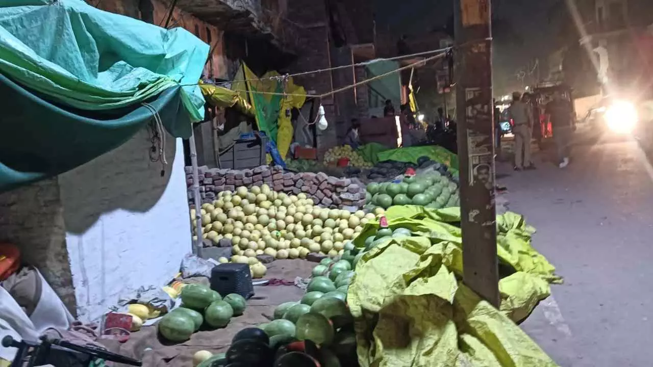 Raebareli News: पेट की आग बुझाने निकले फल विक्रेता पर काल बनकर गिरा जर्जर छज्जा, दर्दनाक मौत Raebareli News: पेट की आग बुझाने निकले फल विक्रेता पर काल बनकर गिरा जर्जर छज्जा, दर्दनाक मौत