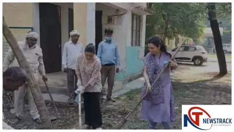 Firozabad News: नवागत डीएम ने खुद संभाली सफाई की कमान, फावड़ा चलाकर दिया स्वच्छता का संदेश
