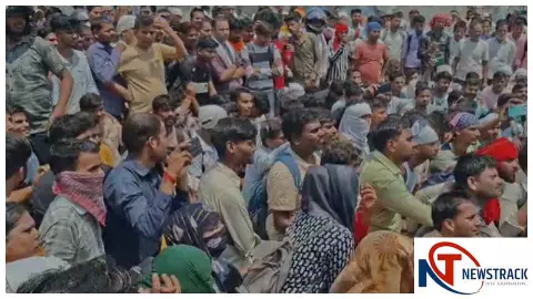 Kanpur Dehat News: काम अधिक…कम वेतन! फुटवियर कंपनी के बाहर कर्मचारियों का हंगामा, किया काम बंद Kanpur Dehat News: काम अधिक…कम वेतन! फुटवियर कंपनी के बाहर कर्मचारियों का हंगामा, किया काम बंद
