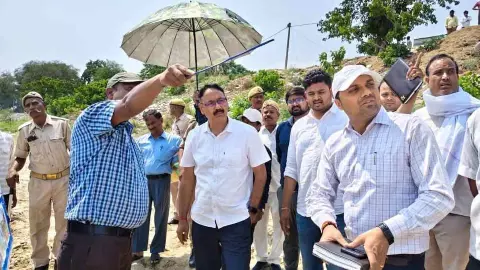 Sant Kabir Nagar News:संत कबीर नगर में बाढ़ से निपटने की तैयारियां तेज, DM ने किया तटबंध का निरीक्षण Sant Kabir Nagar News:संत कबीर नगर में बाढ़ से निपटने की तैयारियां तेज, DM ने किया तटबंध का निरीक्षण