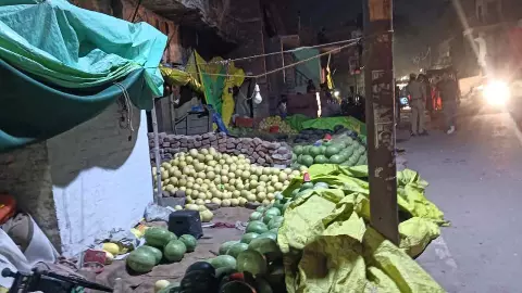 Raebareli News: पेट की आग बुझाने निकले फल विक्रेता पर काल बनकर गिरा जर्जर छज्जा, दर्दनाक मौत