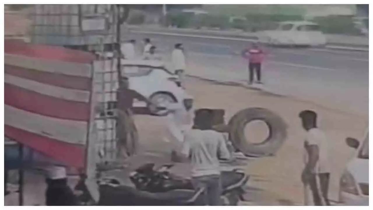 Hapur News : हापुड़ में ढाबा संचालक की दबंगई, युवक को उठाकर जमीन पर पटका, CCTV वायरल