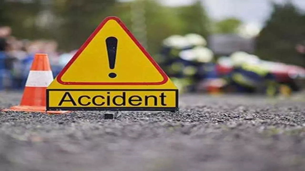 Hapur news: NH-09 पर दर्दनाक हादसा! तेज रफ्तार वाहन ने बाइक सवार परिवार को रौंदा, महिला की मौके पर मौत, पति-पुत्र घायल
